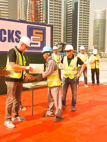 Scaffolder receives safety award from the American School in Dubai